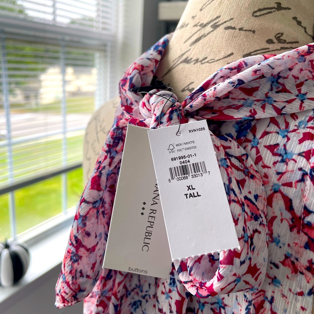 A beautiful maxi halter maxi dress. Unworn for date nights or casual outings.